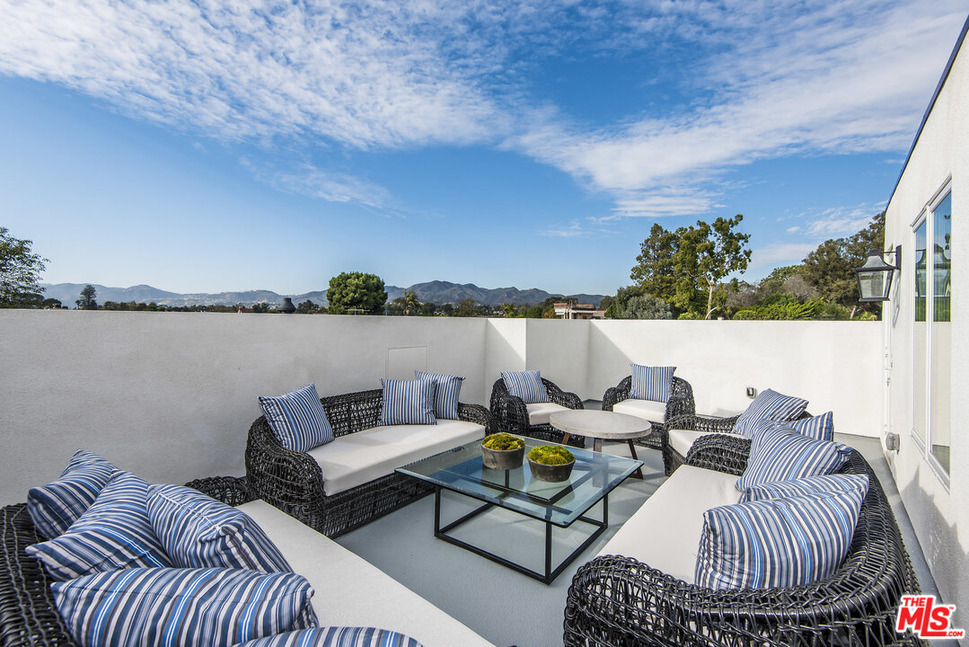 107 Larkin Place Santa Monica, CA 90402 - Photo 35 of 51 a terrace view with seating space