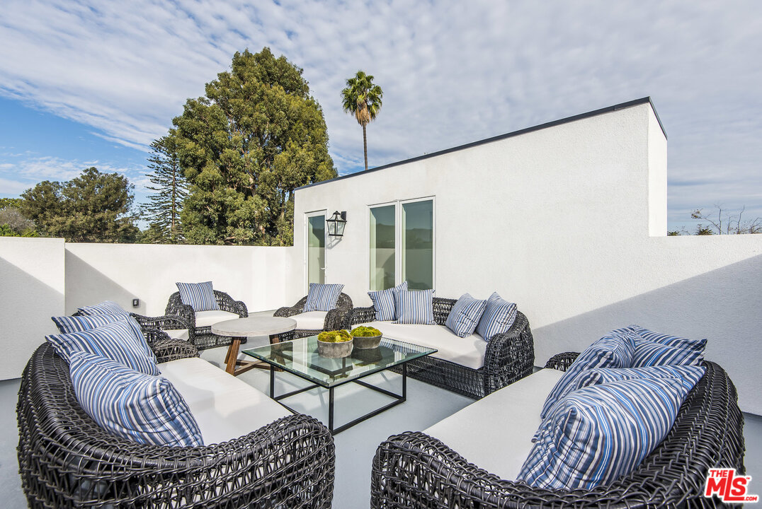 107 Larkin Place Santa Monica, CA 90402 - Photo 36 of 51 a balcony with couches and a potted plant