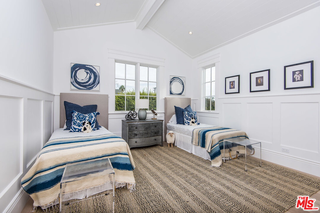 107 Larkin Place Santa Monica, CA 90402 - Photo 37 of 51 a bedroom with a bed and a chandelier