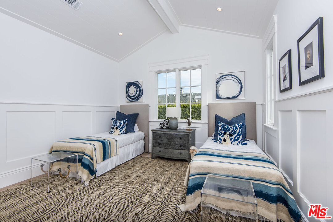 107 Larkin Place Santa Monica, CA 90402 - Photo 38 of 51 a bedroom with furniture and a large window