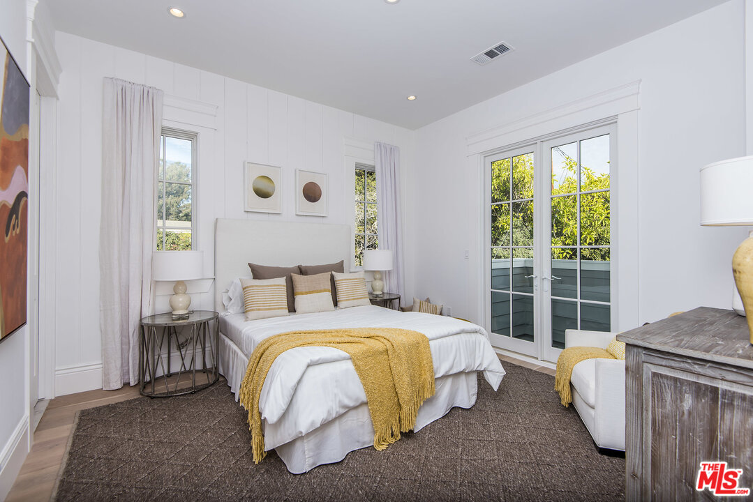 107 Larkin Place Santa Monica, CA 90402 - Photo 41 of 51 a bed sitting in a bedroom next to a window