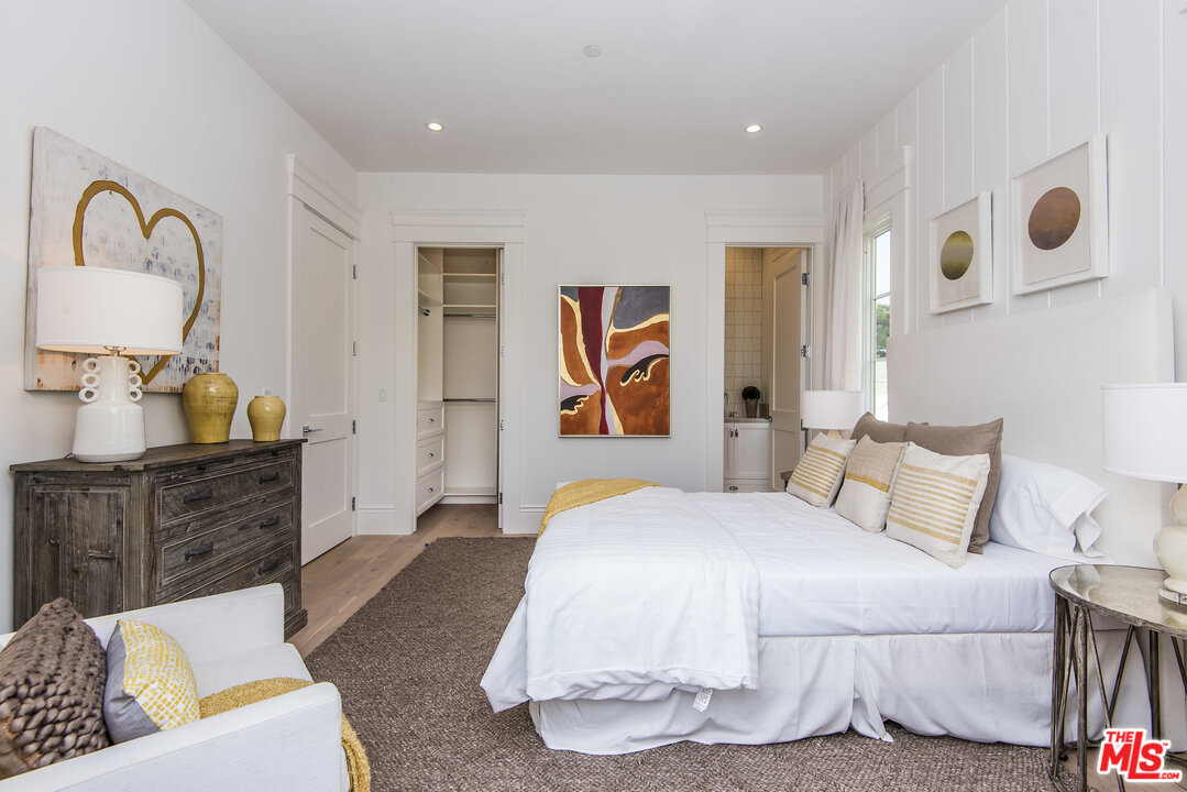 107 Larkin Place Santa Monica, CA 90402 - Photo 42 of 51 a bedroom with a large bed and a couch