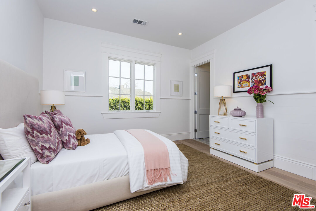 107 Larkin Place Santa Monica, CA 90402 - Photo 44 of 51 a bedroom with a bed and a window