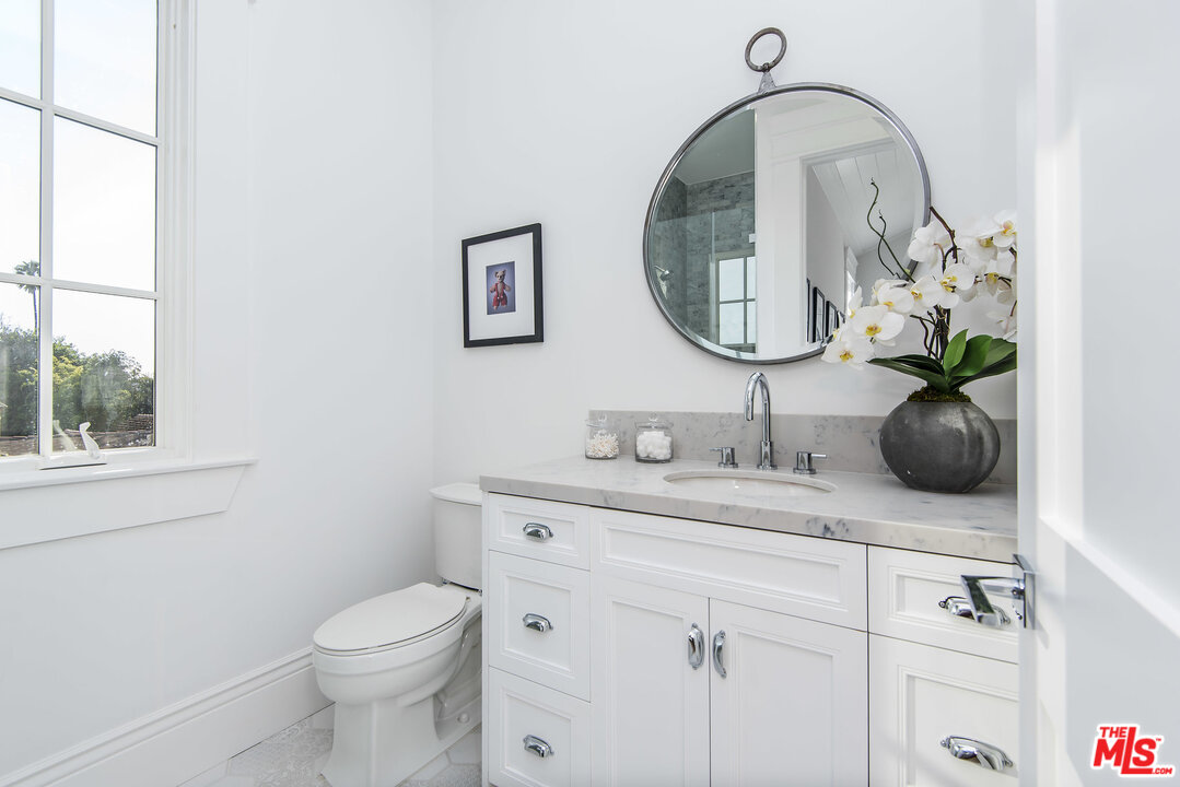 107 Larkin Place Santa Monica, CA 90402 - Photo 45 of 51 a bathroom with a toilet a sink and mirror