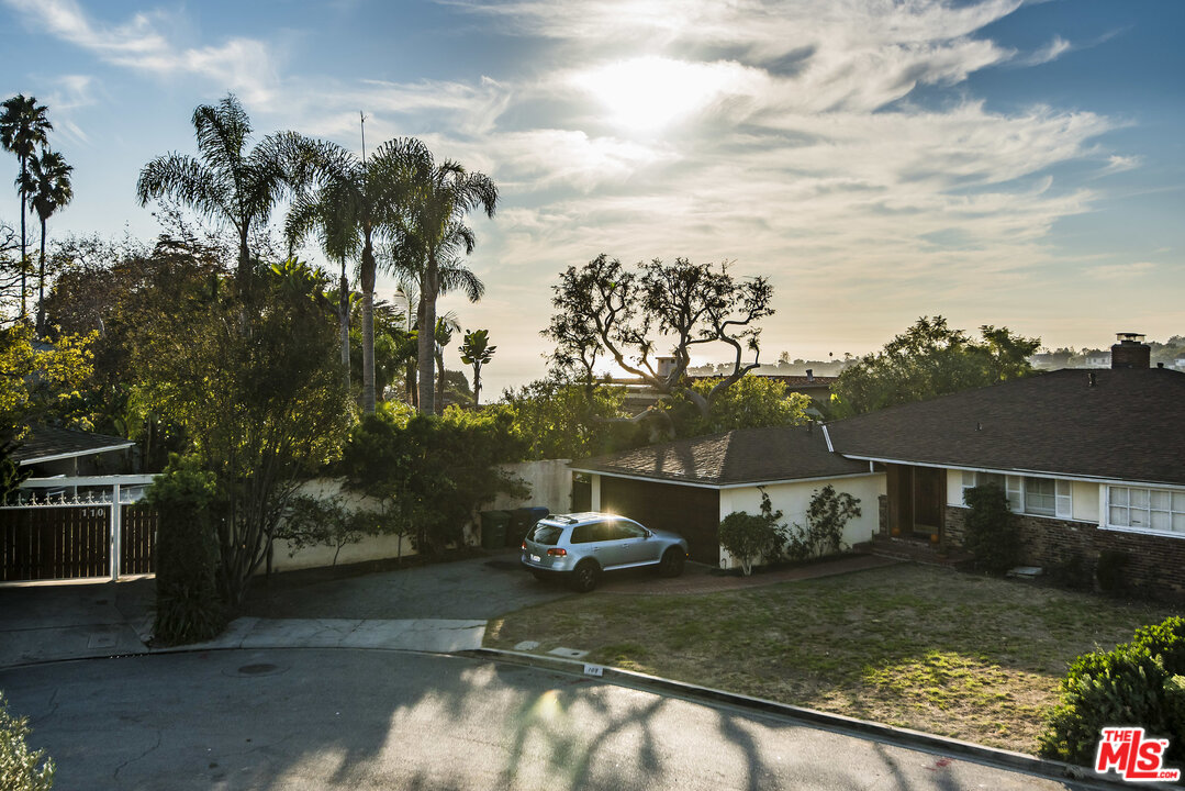 107 Larkin Place Santa Monica, CA 90402 - Photo 49 of 51 a front view of a house with a yard