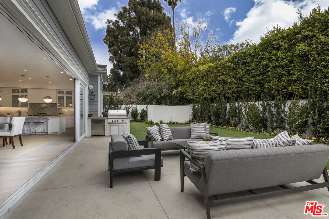 107 Larkin Place Santa Monica, CA 90402 - Photo 7 of 51 a outdoor space with patio couch and outdoor seating