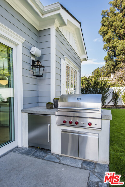 107 Larkin Place Santa Monica, CA 90402 - Photo 9 of 51 a stove top oven sitting inside of a kitchen