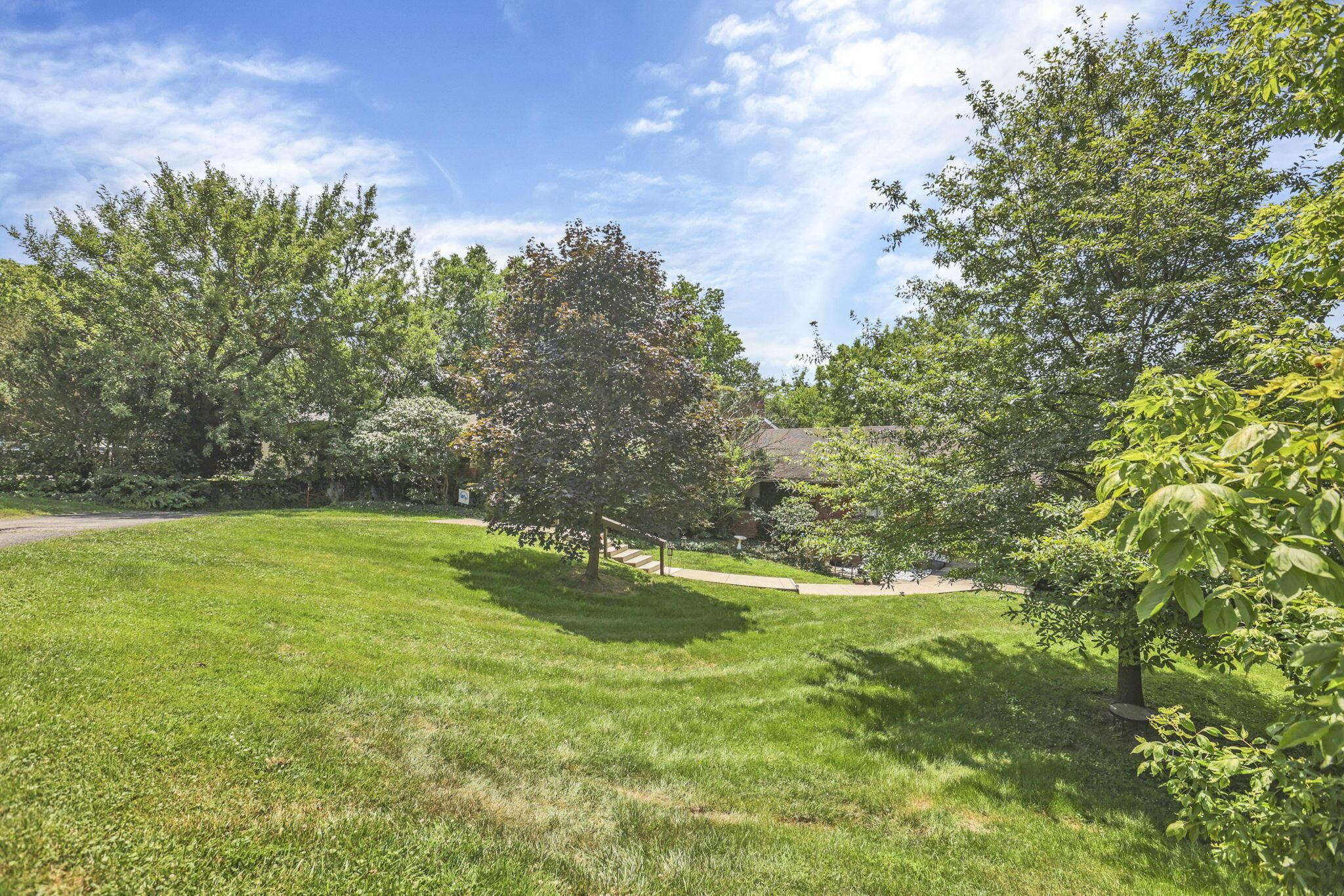 2715 Charing Road Upper Arlington, OH 43221 - Photo 2 of 19 3-web-or-mls-SMEP3627