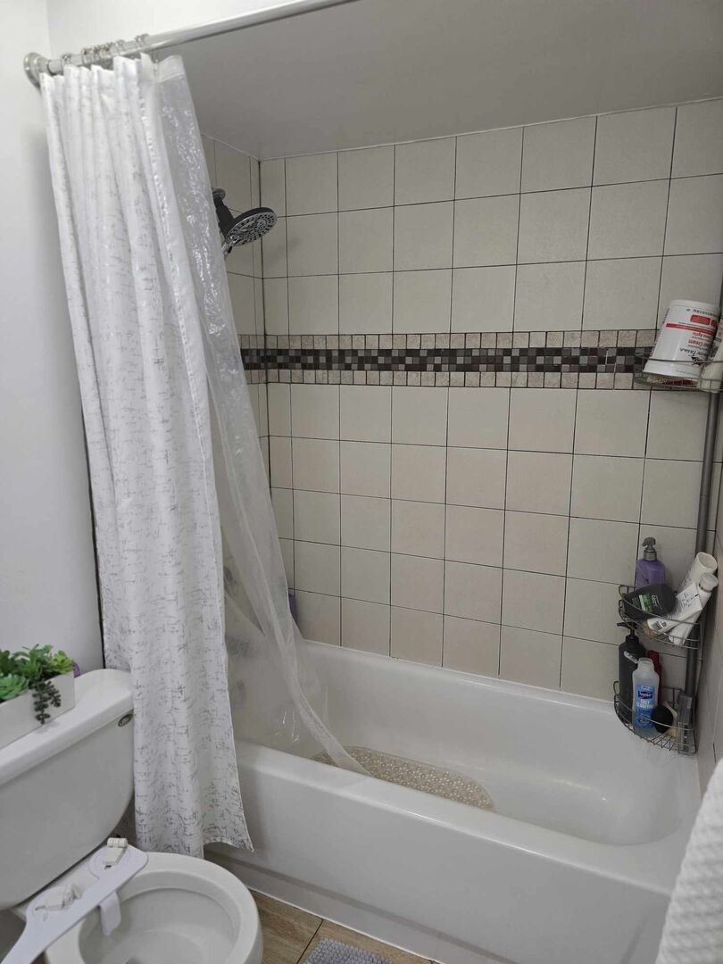 877 Wellington Avenue, Unit 1 Elk Grove Village, IL 60007 - Photo 18 of 25 a bathroom with a toilet and a bathtub