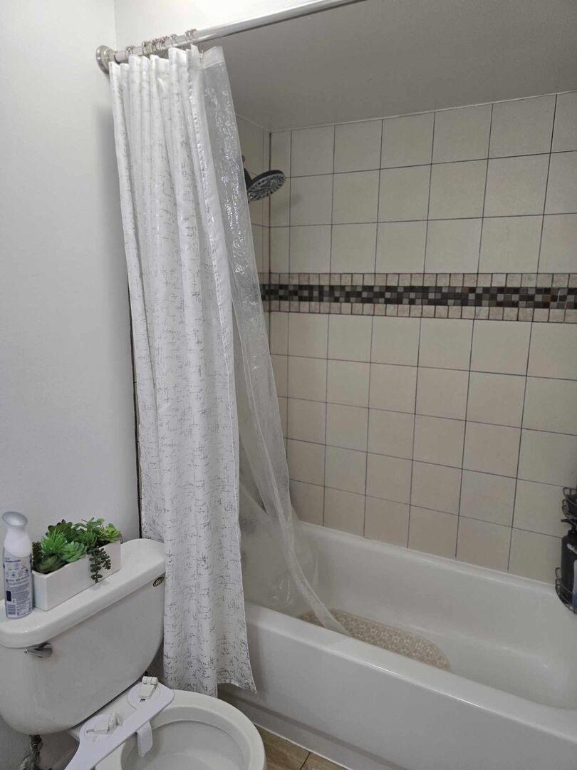 877 Wellington Avenue, Unit 1 Elk Grove Village, IL 60007 - Photo 21 of 25 a bathroom with a toilet and a bathtub