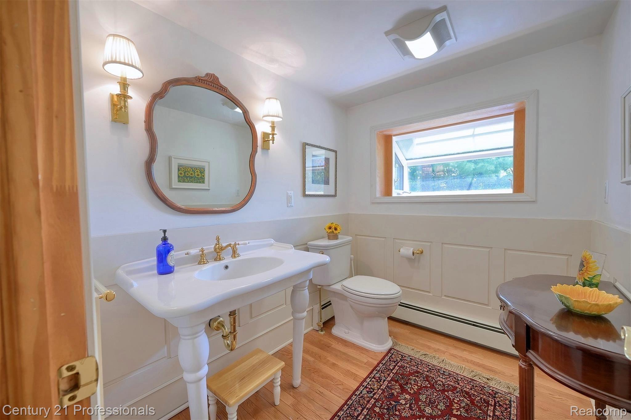 865 Briar Court Rochester, MI 48309 - Photo 13 of 39 13-Half-Bath.jpg