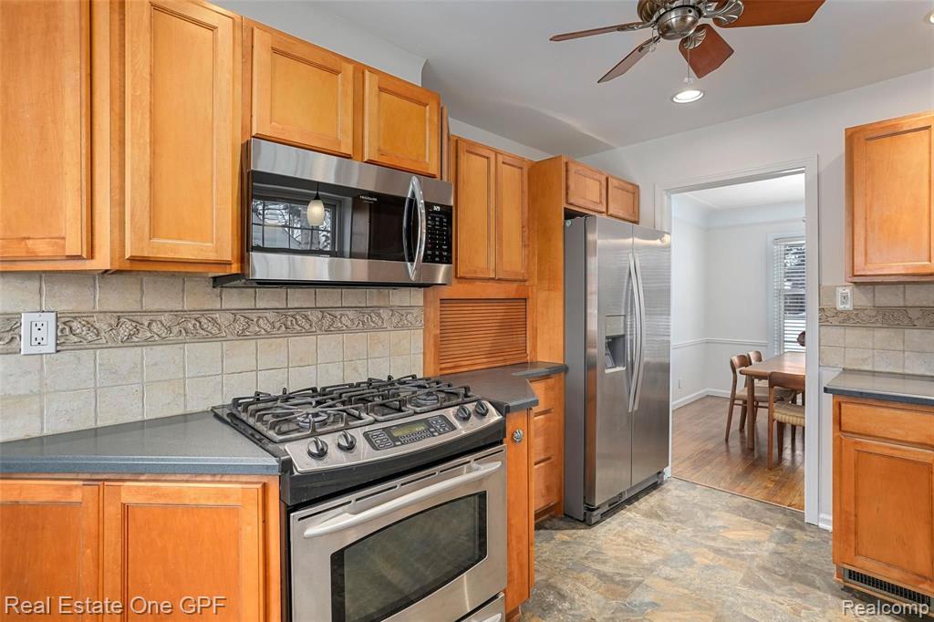 1094 Roslyn Road Grosse Pointe Woods, MI 48236 - Photo 15 of 41