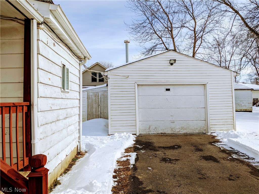 356 Pangborn Road Leavittsburg, OH 44430 - Photo 3 of 23 One car garage w/door opener