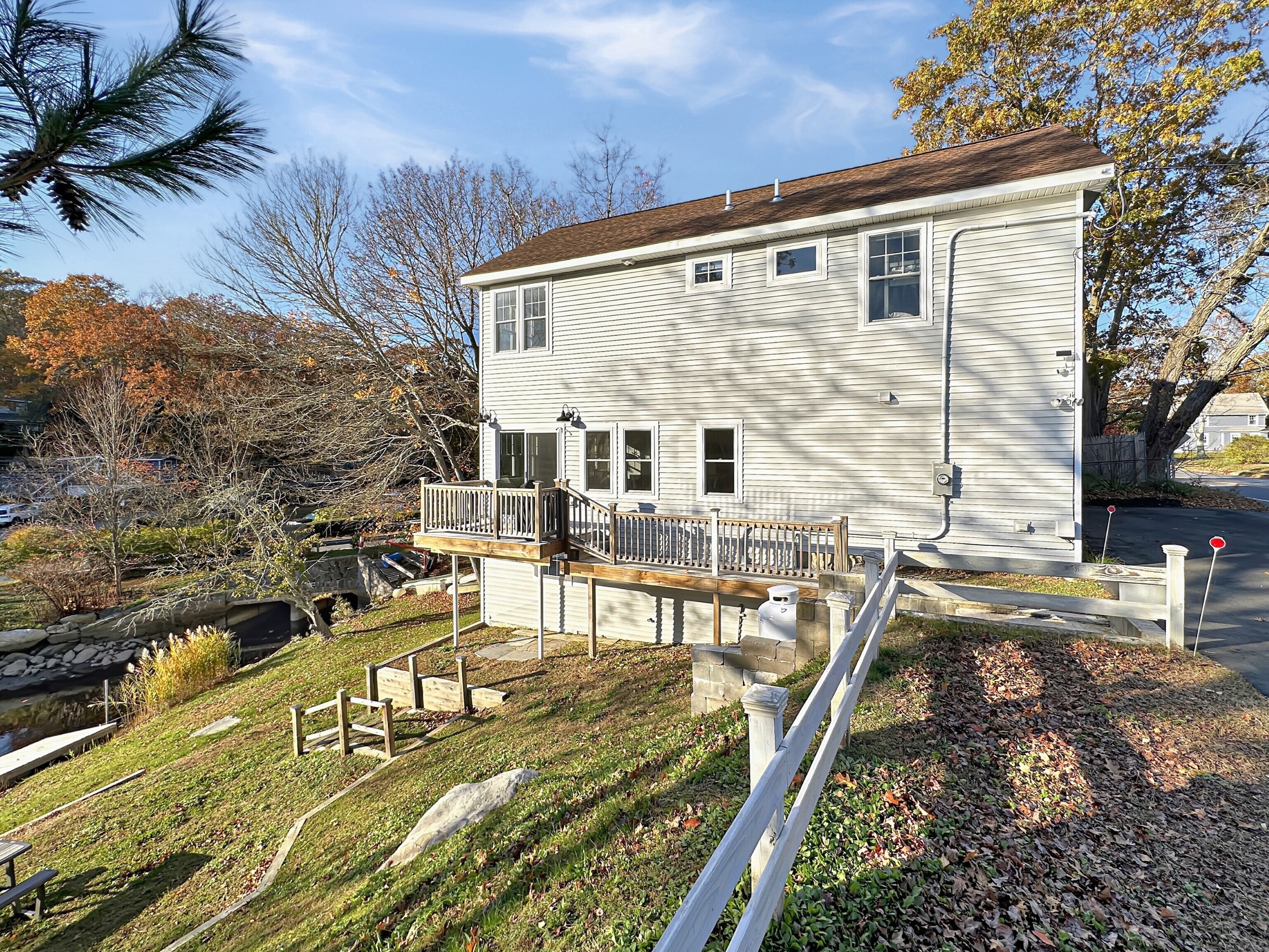 276 Niantic River Road Waterford, CT 06385 - Photo 4 of 39