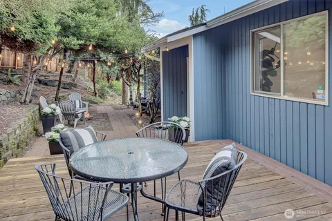 a view of a house with backyard and furniture