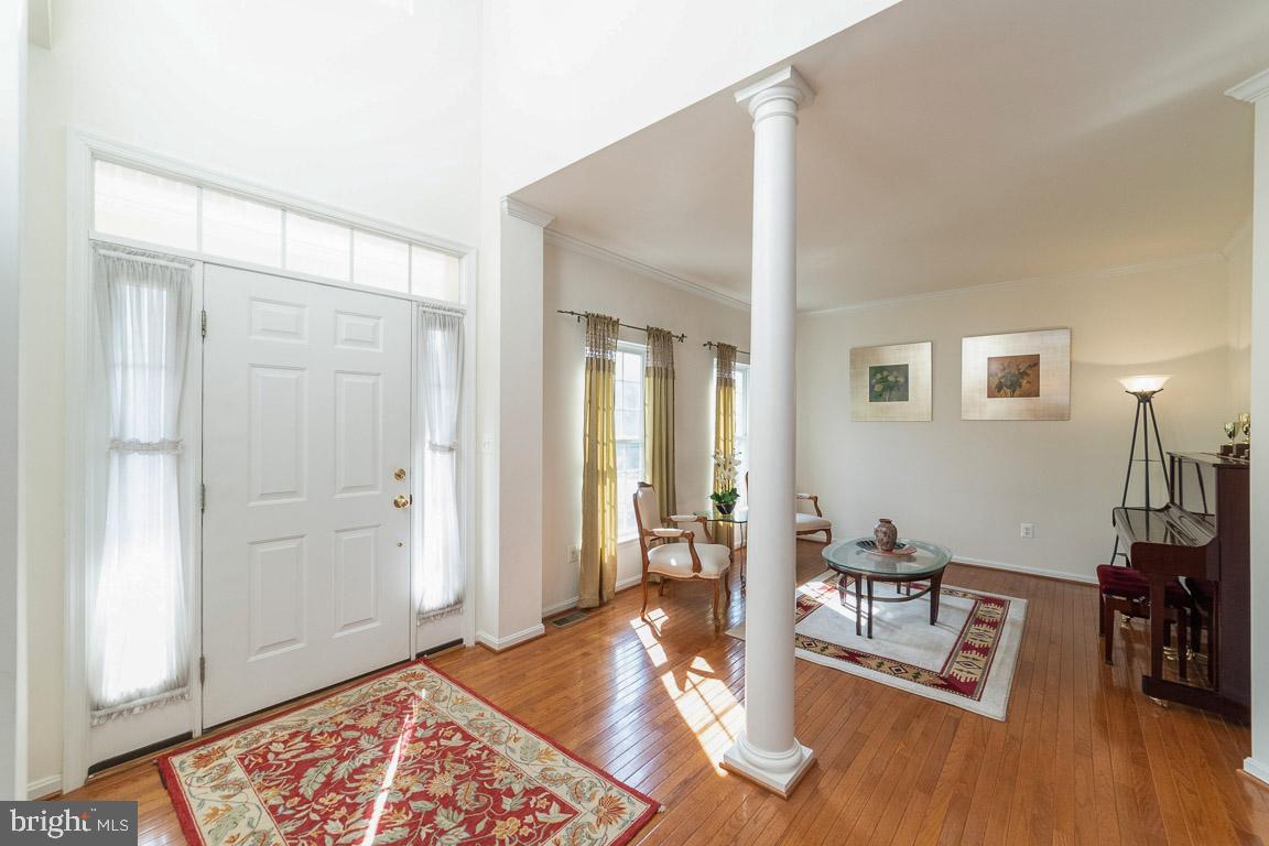2944 Edgelea Road Vienna, VA 22181 - Photo 5 of 57 Entry