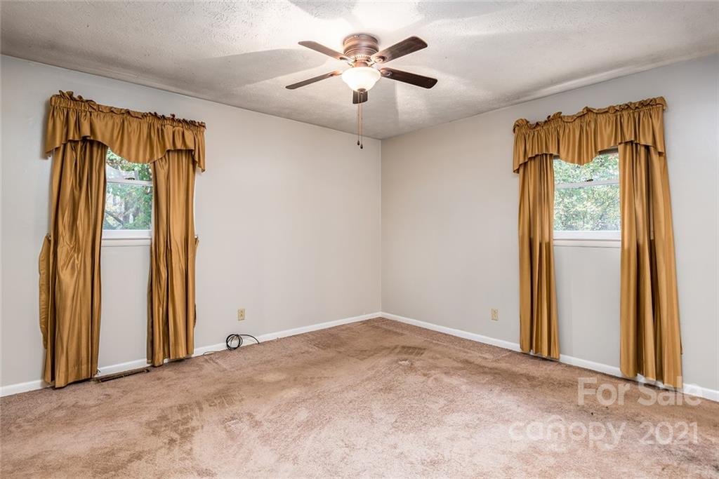 804 Hillside Street Southwest Valdese, NC 28690 - Photo 20 of 25 an empty room with closet and a chandelier fan