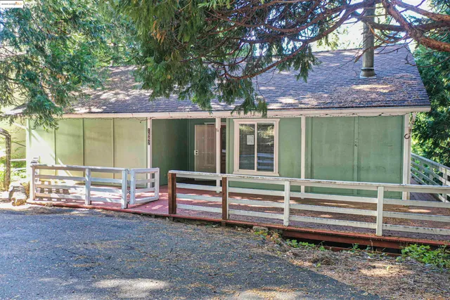 a view of a house with a backyard
