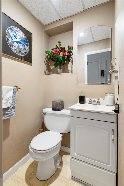 8180 Peebles Road Pittsburgh, PA 15237 - Photo 13 of 24 a bathroom with a toilet a sink and a mirror