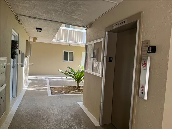 a view of entryway with livingroom
