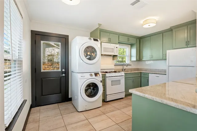 $2,200 | 904 Plateau Circle, Unit A, Austin, TX 78745