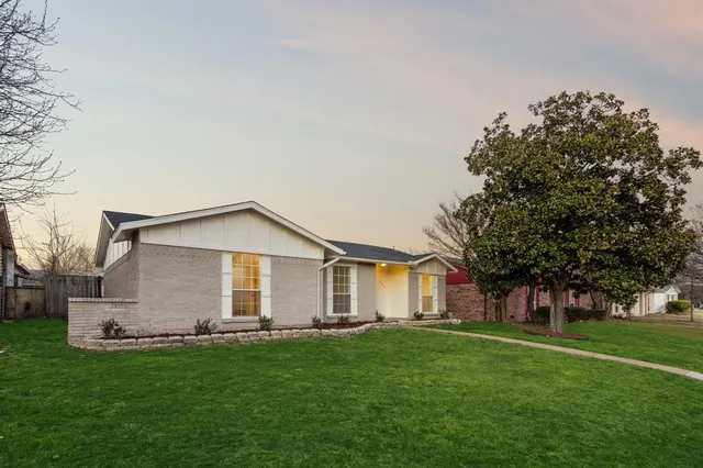 a view of a house with a backyard