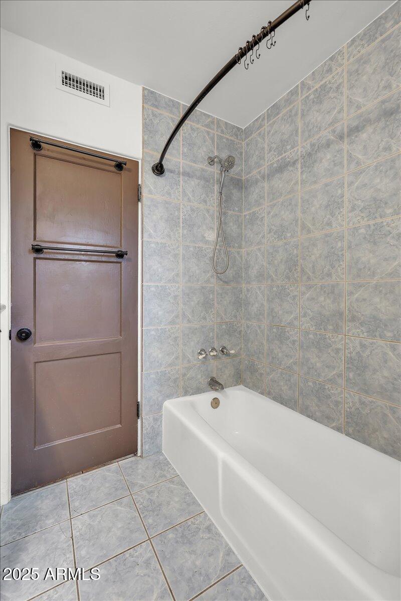 4632 North 14th Street Phoenix, AZ 85014 - Photo 19 of 46 a bathroom with a bathtub