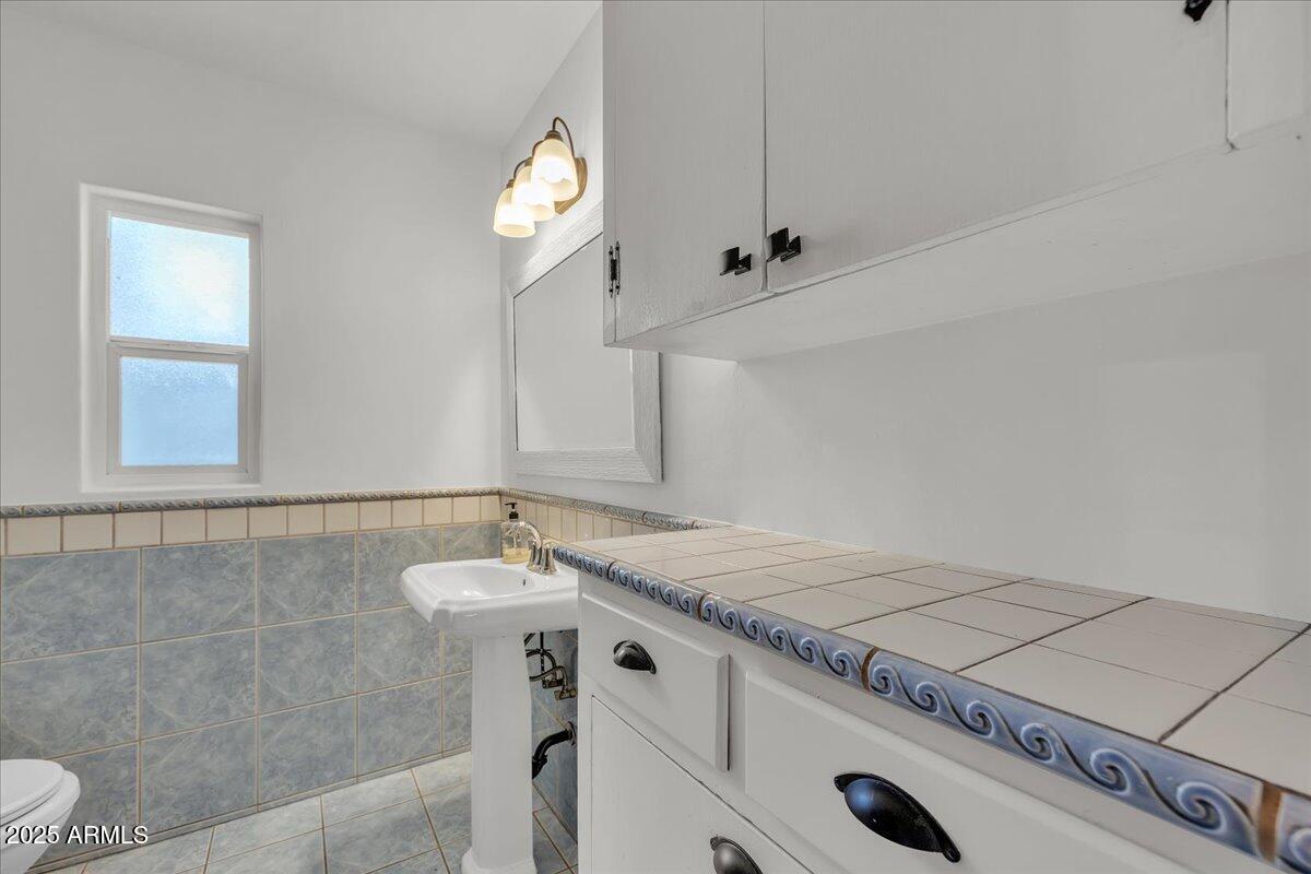 4632 North 14th Street Phoenix, AZ 85014 - Photo 22 of 46 a bathroom with a sink and a mirror