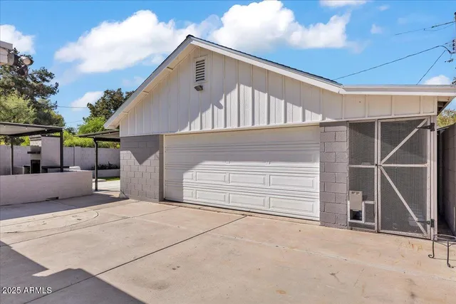 a view of a garage with a pot