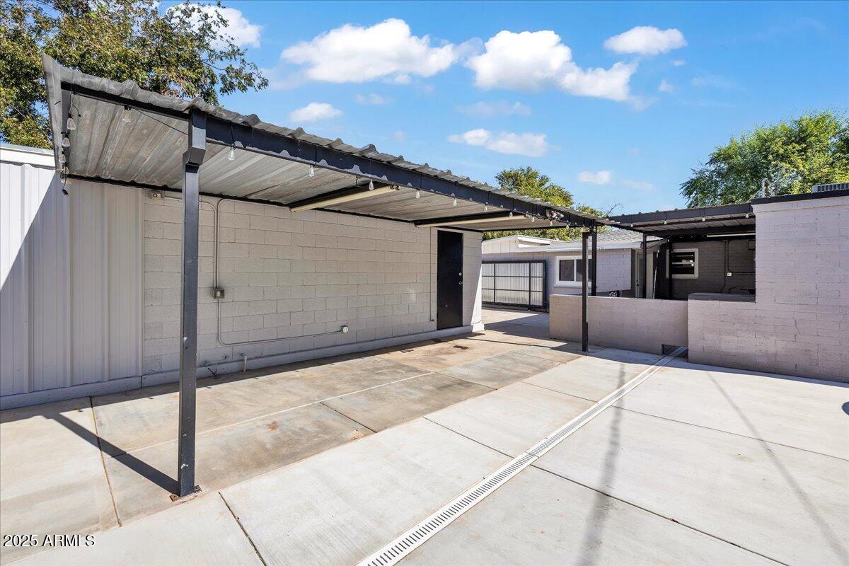4632 North 14th Street Phoenix, AZ 85014 - Photo 30 of 46 a backyard of a house with lots of green space