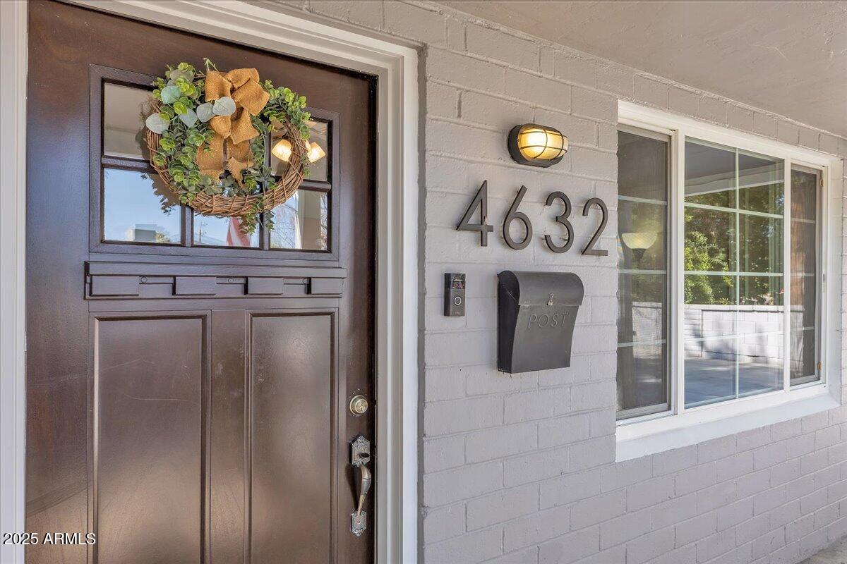 4632 North 14th Street Phoenix, AZ 85014 - Photo 3 of 46 a bathroom with a window and mirror