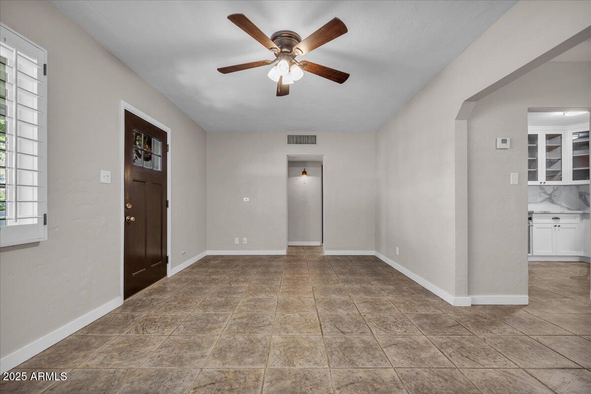 4632 North 14th Street Phoenix, AZ 85014 - Photo 6 of 46 an empty room with closet and windows