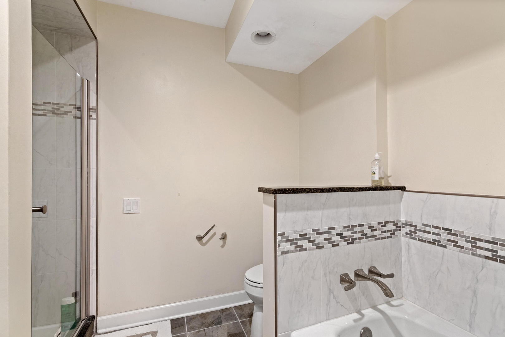 1800 Mission Hills Road, Unit 212 Northbrook, IL 60062 - Photo 14 of 19 a bathroom with a shower