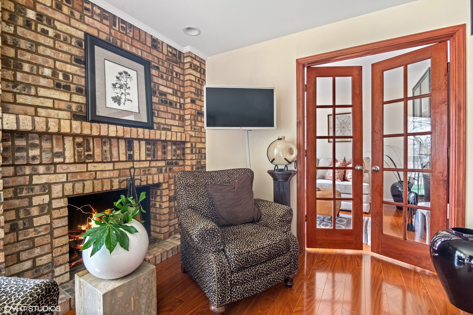1800 Mission Hills Road, Unit 212 Northbrook, IL 60062 - Photo 4 of 19 a view of living room with furniture and a potted plant