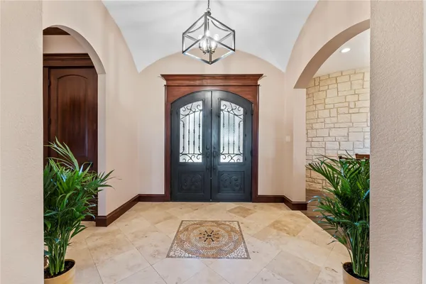 a view of entryway with livingroom