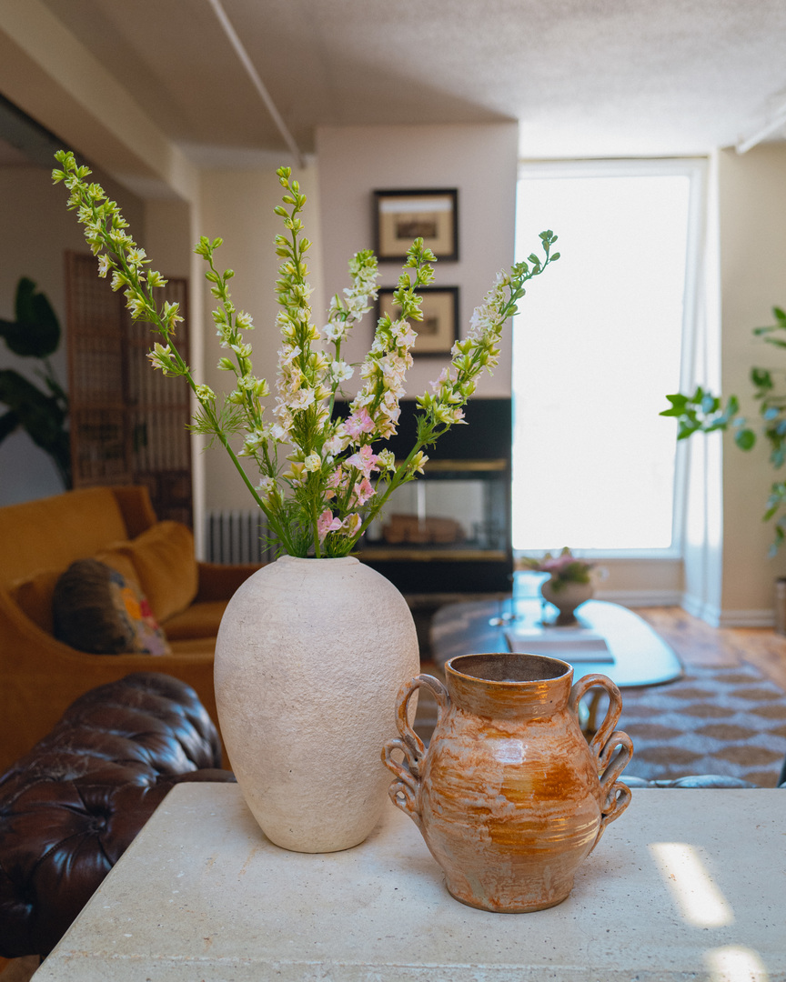 727 South Dearborn Street, Unit 910 Chicago, IL 60605 - Photo 17 of 37 a vase of flowers sitting on a table