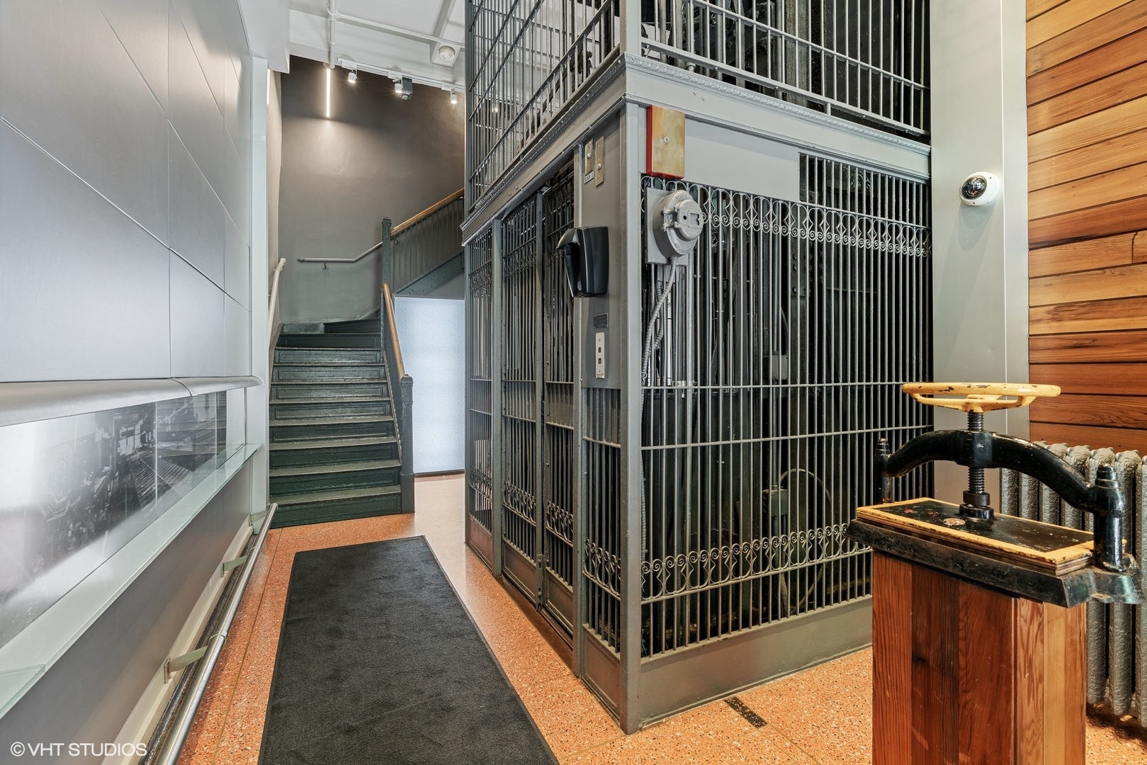 727 South Dearborn Street, Unit 910 Chicago, IL 60605 - Photo 2 of 37 a view of balcony with small garden