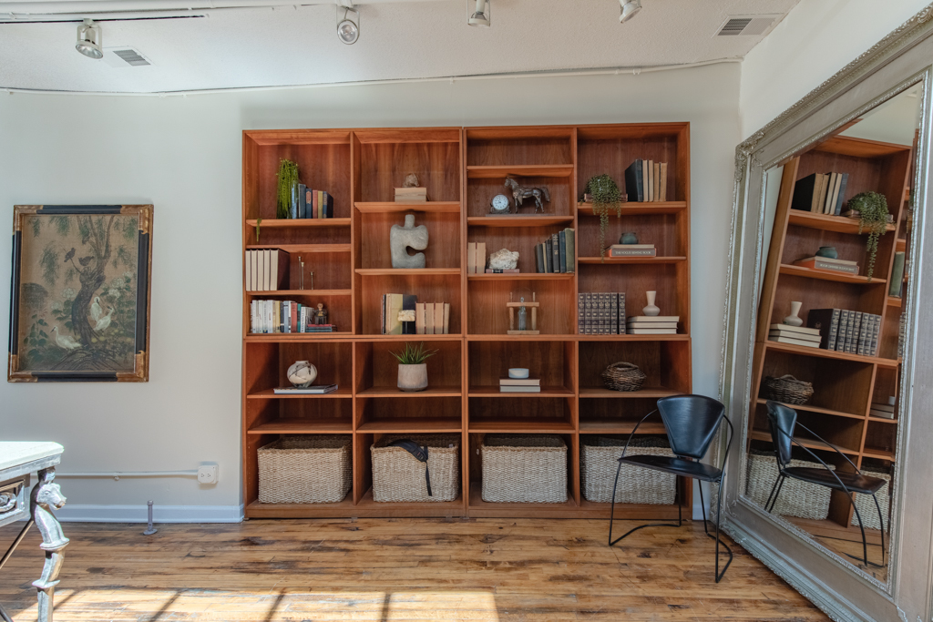727 South Dearborn Street, Unit 910 Chicago, IL 60605 - Photo 24 of 37 a view of a livingroom with furniture and closet