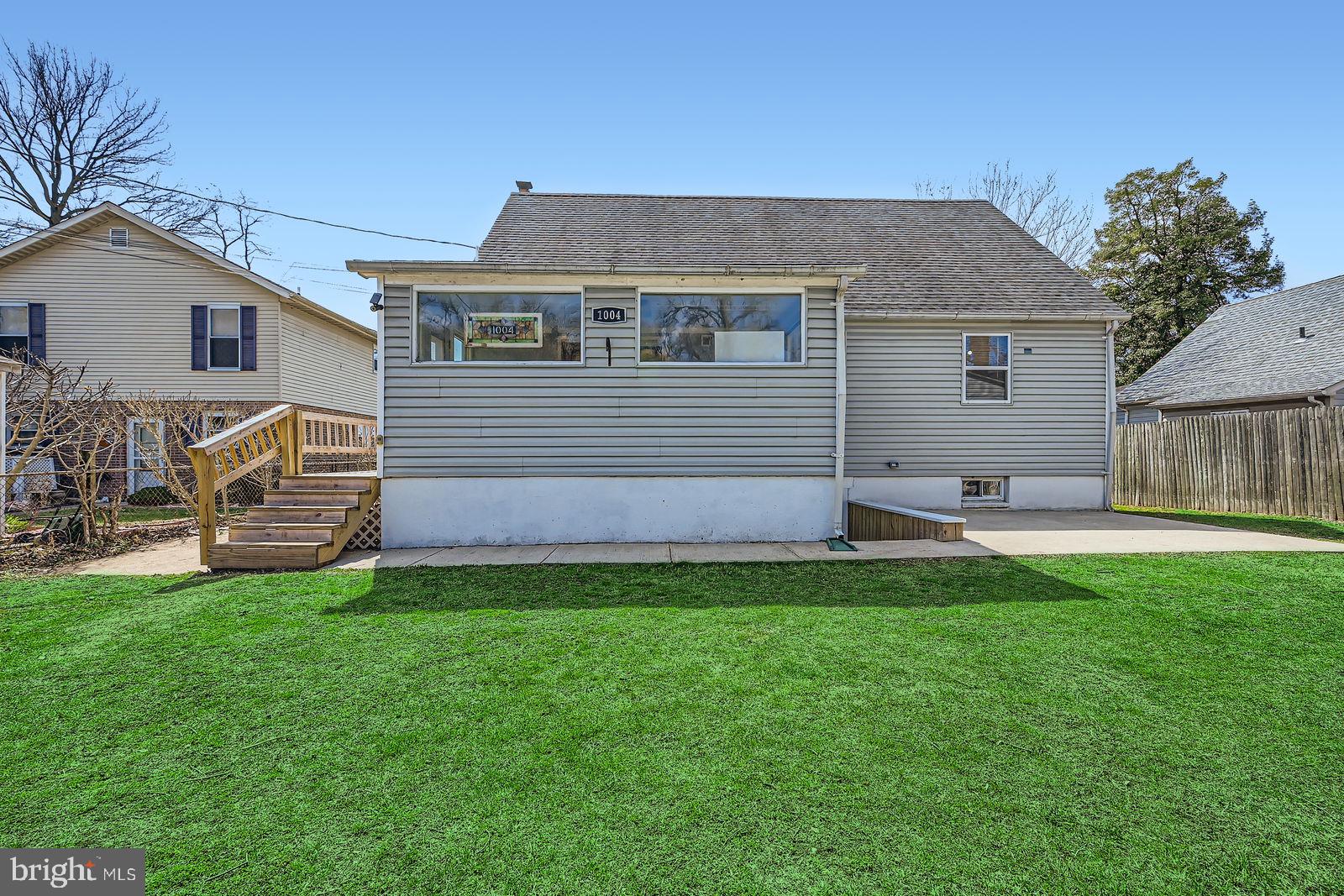 1004 Thompson Boulevard Baltimore, MD 21221 - Photo 38 of 48 a backyard of a house with table and chairs