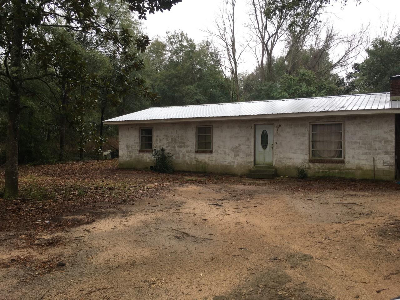 550 Brooks Road Baker, FL 32531 - Photo 2 of 3 a backyard of a house