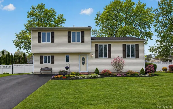 $699,999 | 92 Nimbus Road, Holbrook, NY 11741