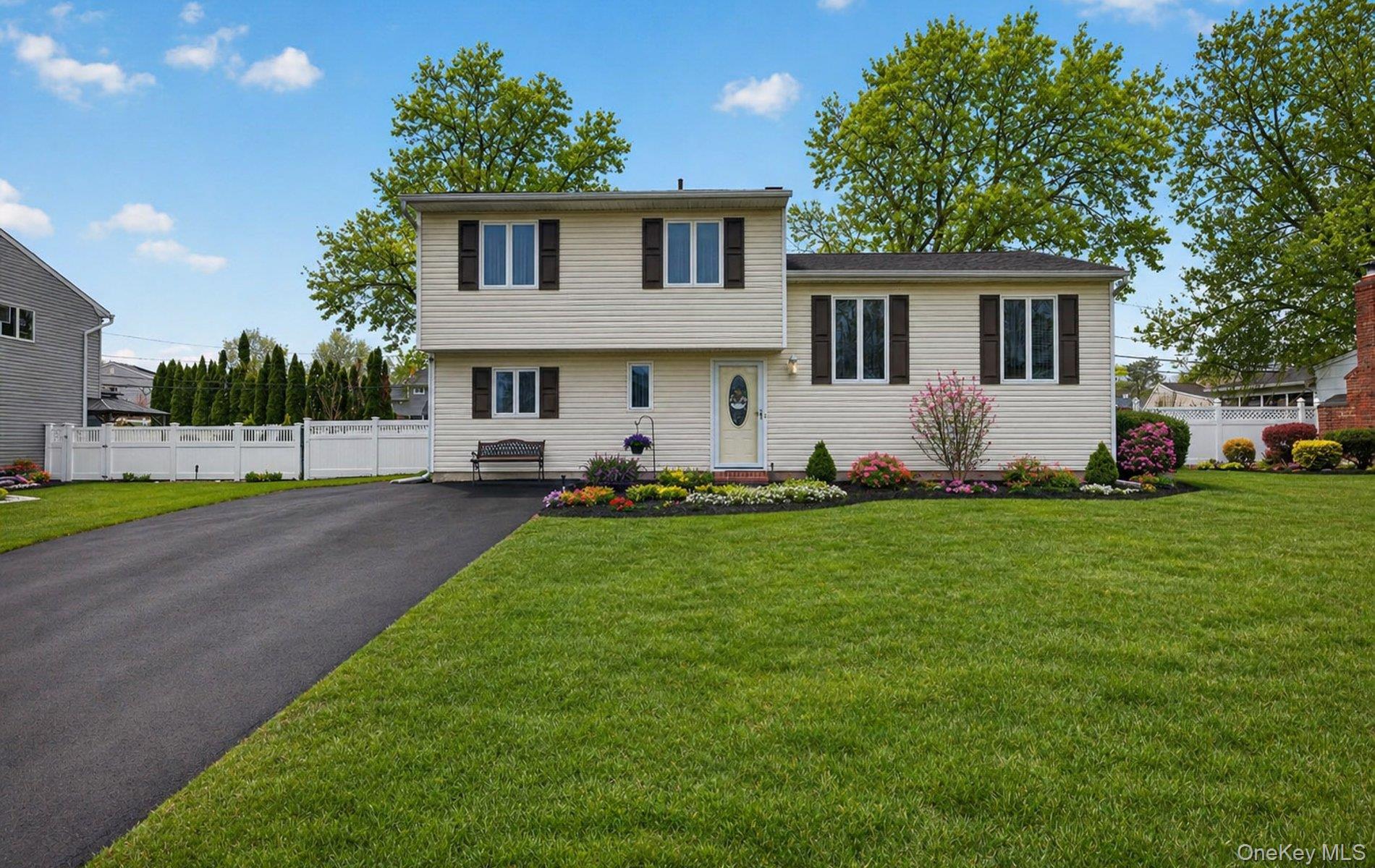 92 Nimbus Road Holbrook, NY 11741 - Photo 2 of 22