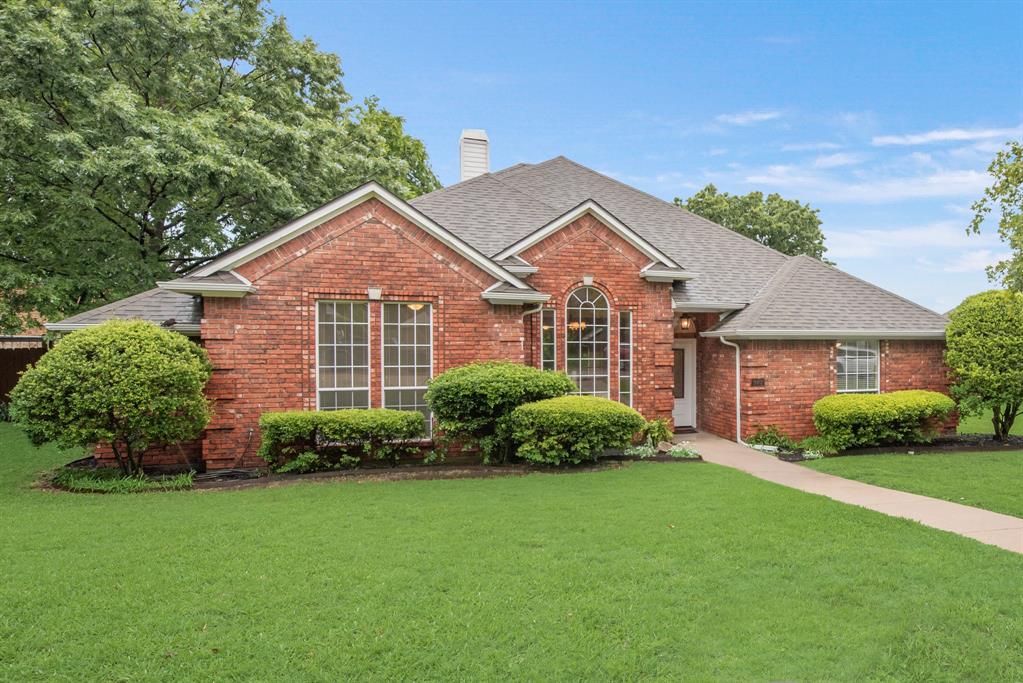 907 Sunpoint Circle Rockwall, TX 75087 - Photo 2 of 37 a front view of a house with a garden