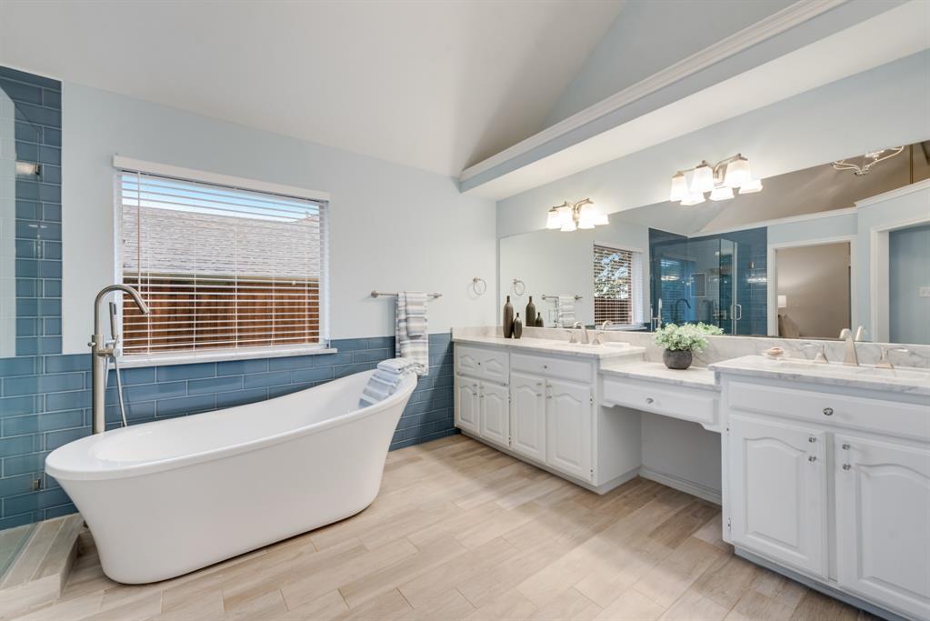 907 Sunpoint Circle Rockwall, TX 75087 - Photo 21 of 37 a spacious bathroom with a large tub shower and sink