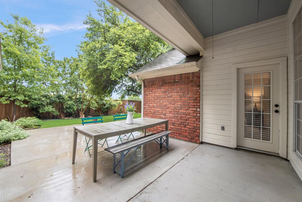 907 Sunpoint Circle Rockwall, TX 75087 - Photo 34 of 37 a backyard of a house with a table and chairs