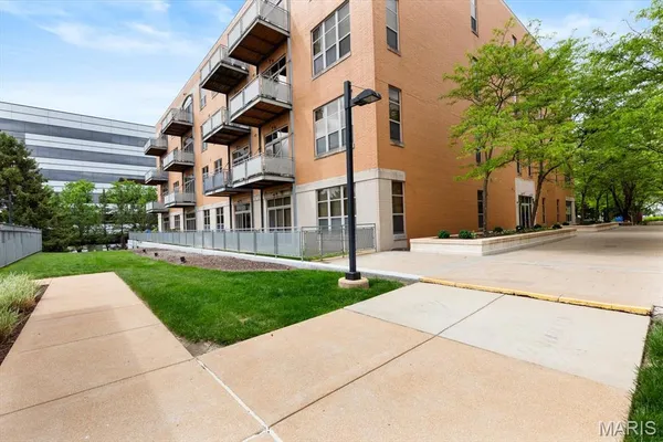 $380,000 | 630 Emerson Road, Unit 404, Creve Coeur, MO 63141
