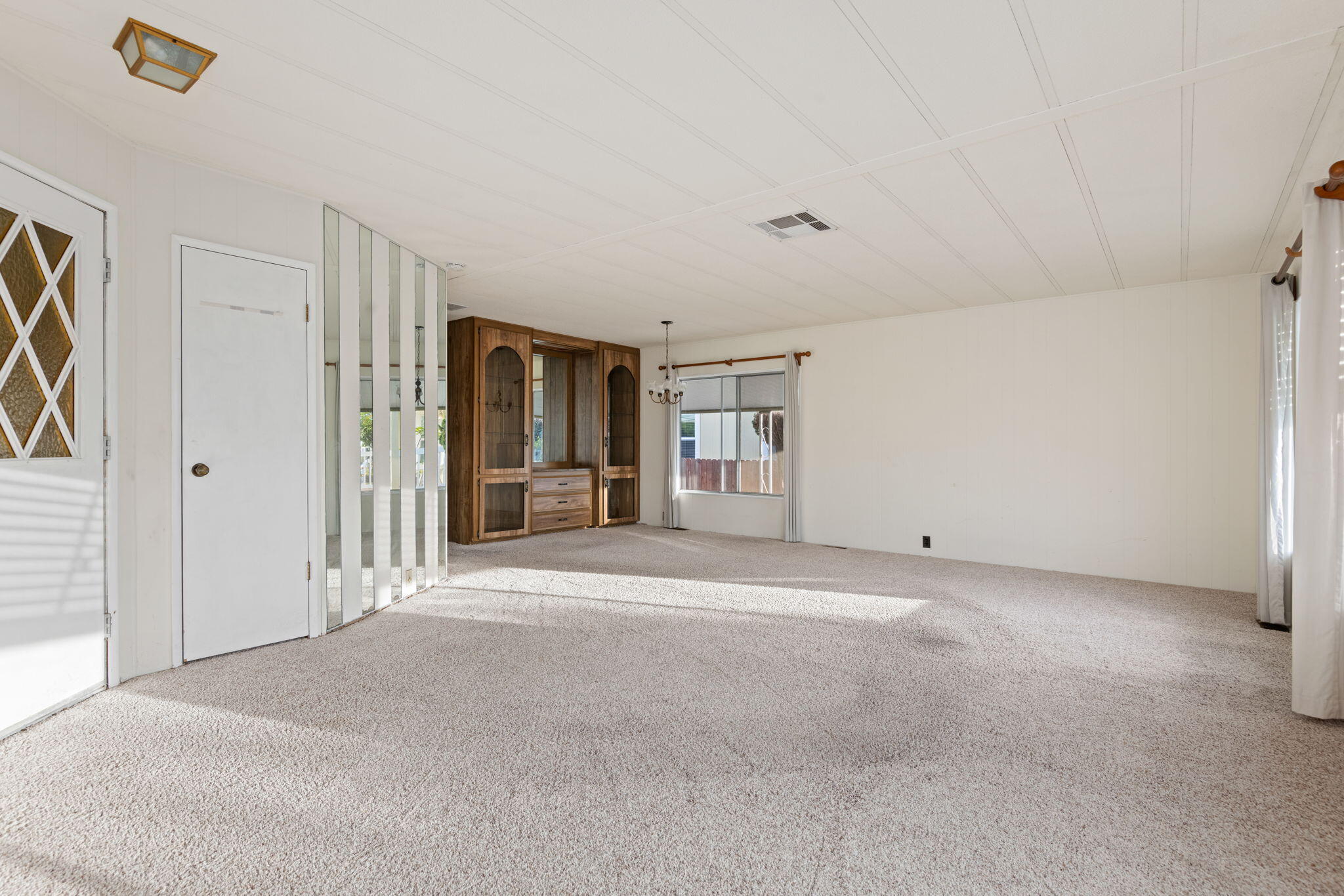 3950 Via Real, Unit SPC 103 Carpinteria, CA 93013 - Photo 4 of 25 04 - Living Room