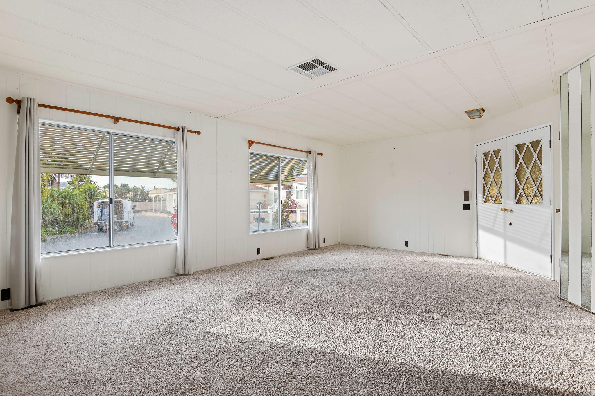 3950 Via Real, Unit SPC 103 Carpinteria, CA 93013 - Photo 5 of 25 05 - Living Room