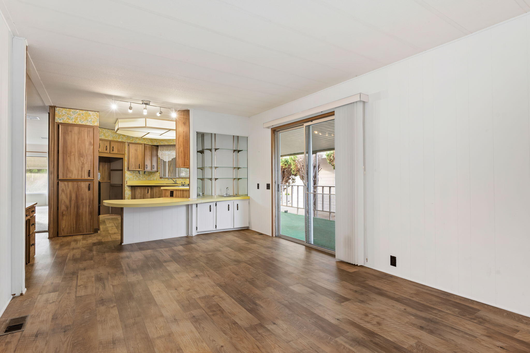 3950 Via Real, Unit SPC 103 Carpinteria, CA 93013 - Photo 9 of 25 09 - Family Room