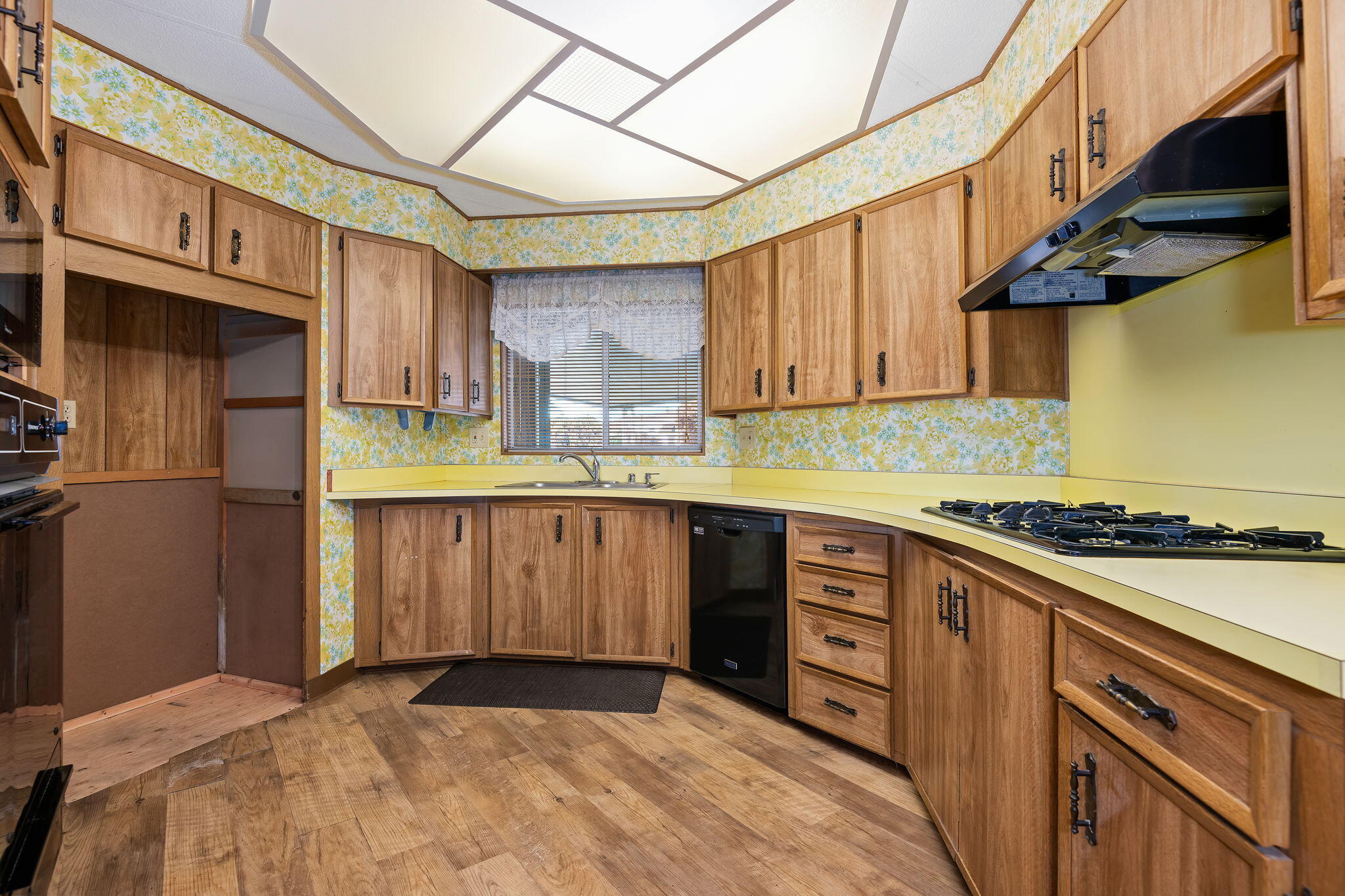 3950 Via Real, Unit SPC 103 Carpinteria, CA 93013 - Photo 10 of 25 10 - Kitchen